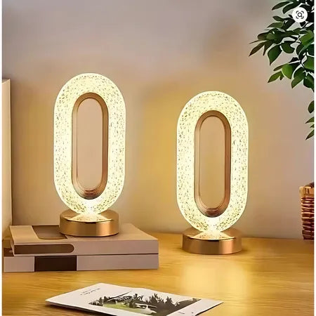 luminária de mesa facetada com efeito cristal acesa - foto 5
