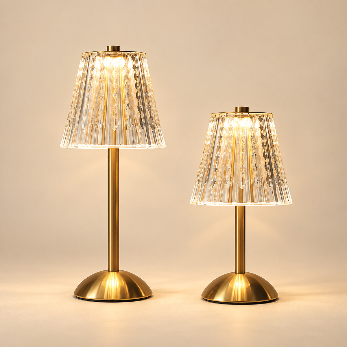 luminária facetada recarregável com led sobre a mesa