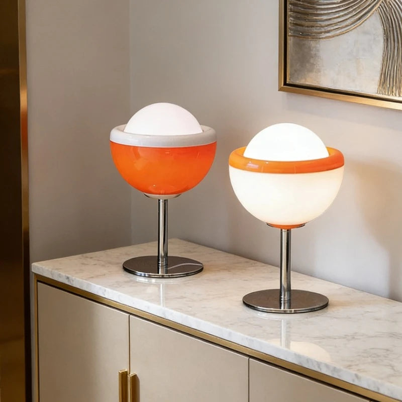 luminária de mesa em formato de tulipa acesa - foto 3