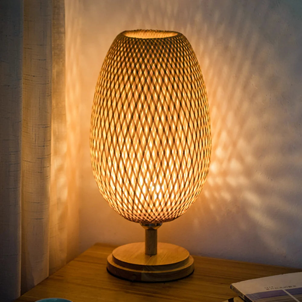 luminária de mesa em vime natural trançado acesa na cabeceira - foto 2