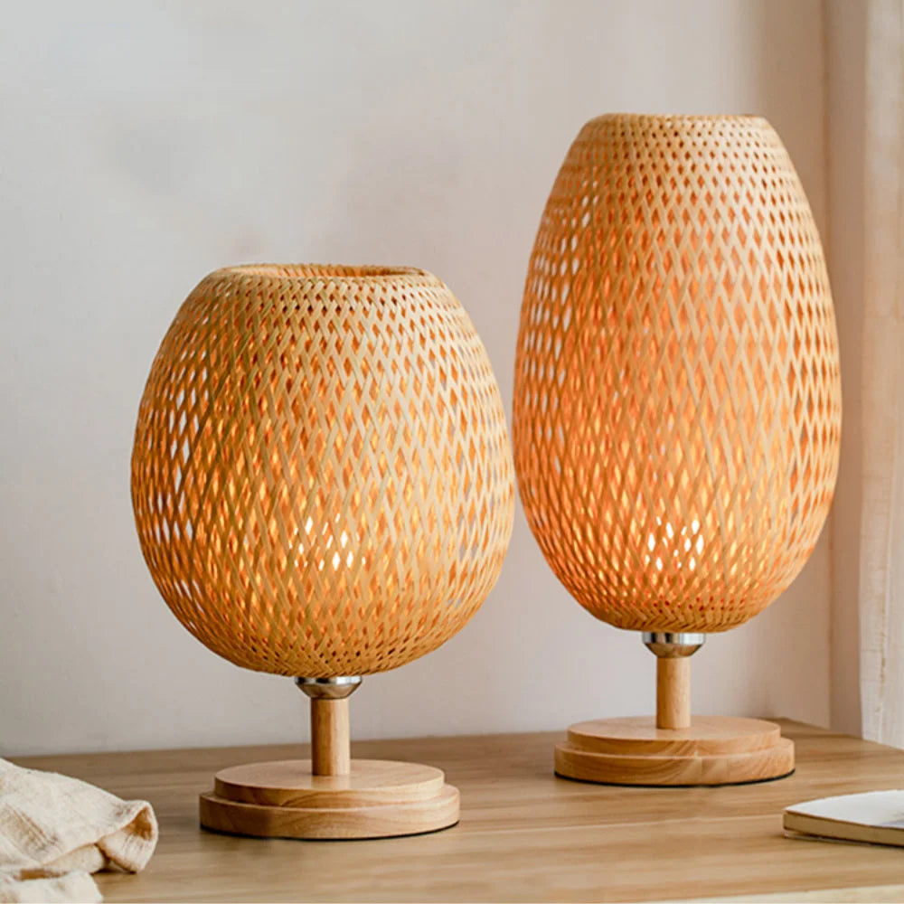 luminária de mesa em vime natural trançado acesa na cabeceira - foto 4