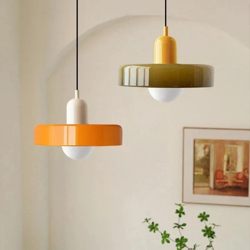 luminária pendente bauhaus de vidro colorido sobre a mesa - foto 2