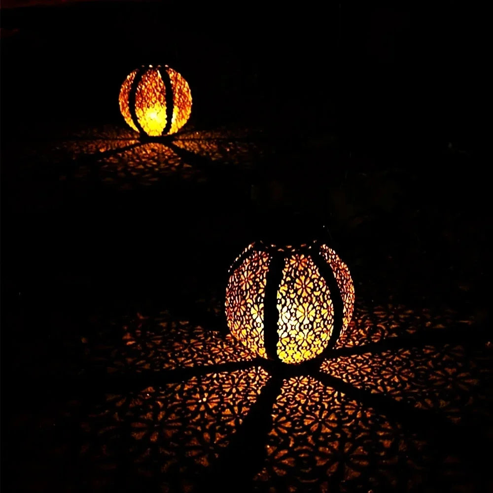 luminária solar de ferro vazado acesa no jardim - foto 7