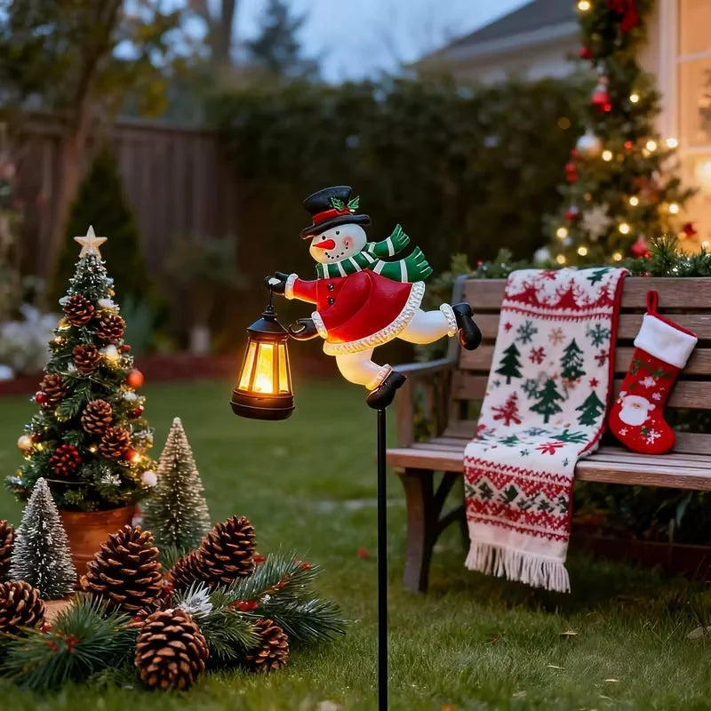 luminária solar de natal acesa no jardim - foto 4