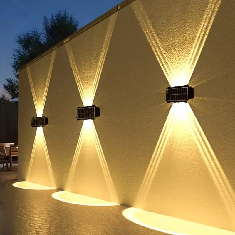 luminária solar de parede com lâmpadas acesas em área externa - foto 2
