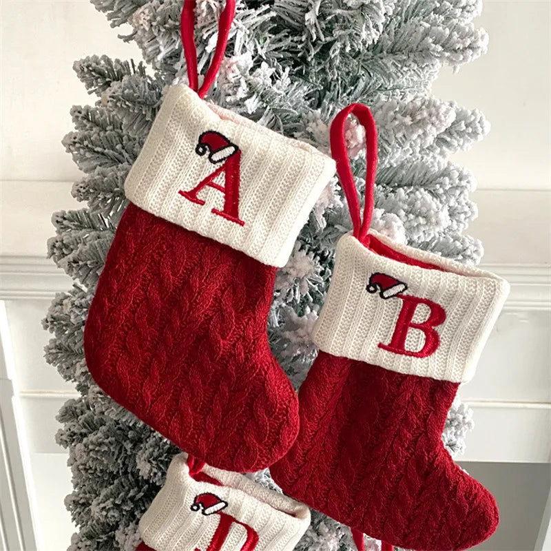 meia de natal decorativa de tricô com letra inicial pendurada - foto 2