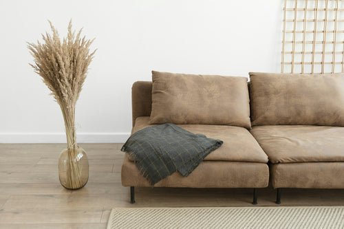 Sofa caramelo manta pampas