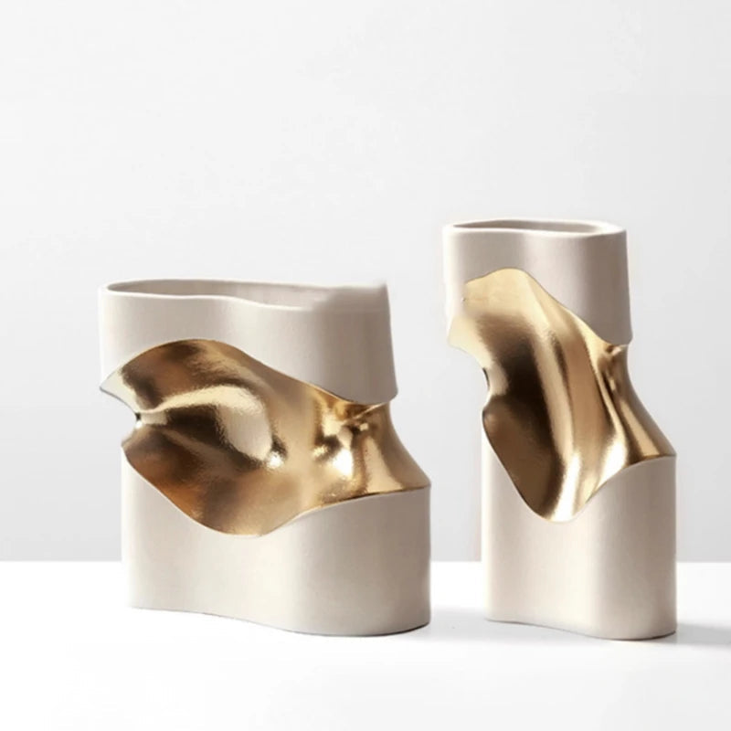 vaso de cerâmica de curva irregular com acabamento dourado - foto 3
