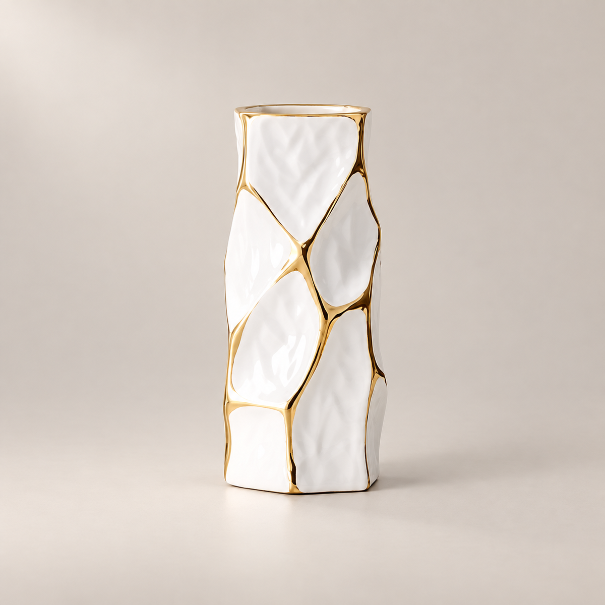 vaso de cerâmica com formas orgânicas e detalhes dourados