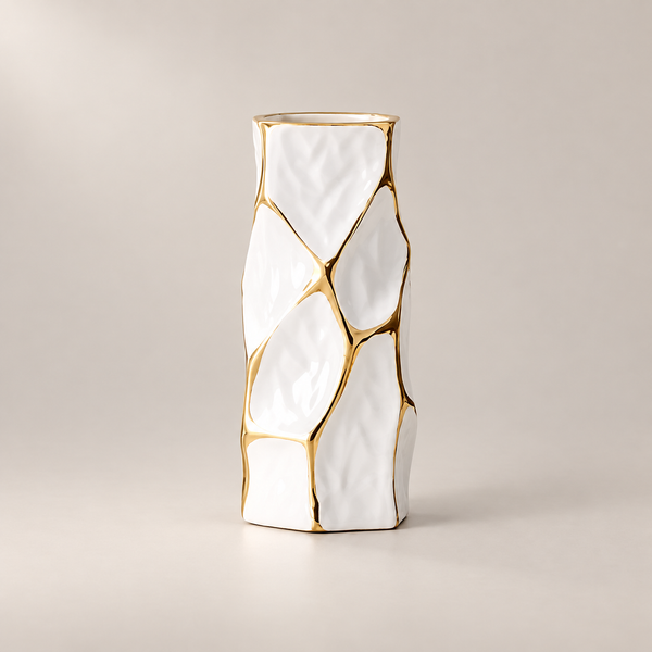 vaso de cerâmica com formas orgânicas e detalhes dourados