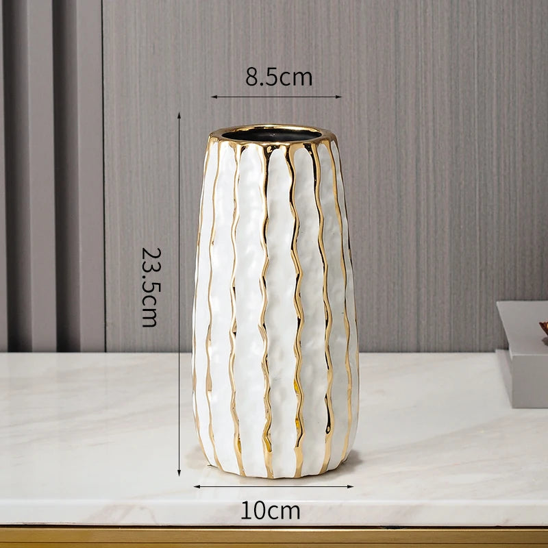 vaso de cerâmica com formas orgânicas e detalhes dourados - foto 6