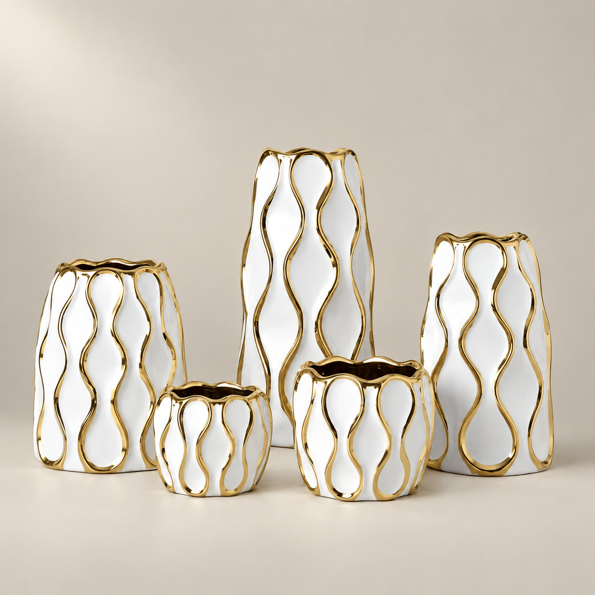 vaso de cerâmica com ornamentos dourados
