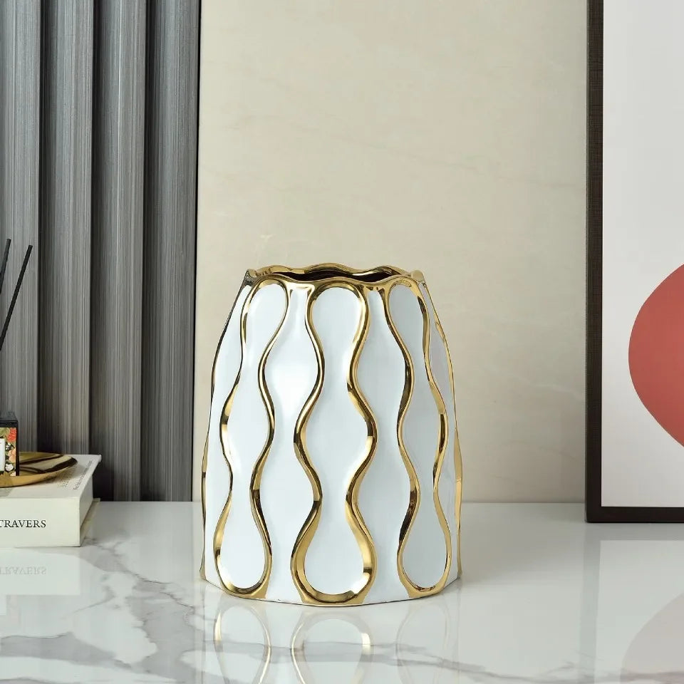 vaso de cerâmica com ornamentos dourados - foto 13