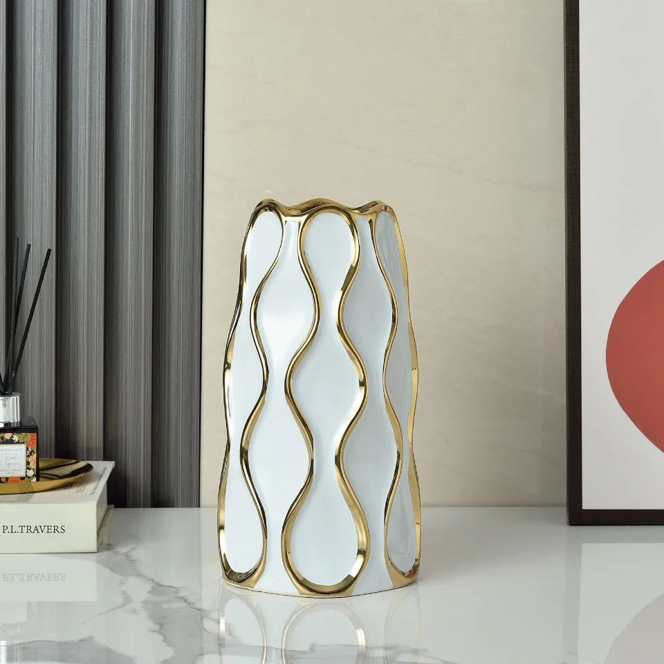 vaso de cerâmica com ornamentos dourados - foto 19