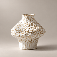 vaso de cerâmica texturizado nórdico com flores secas