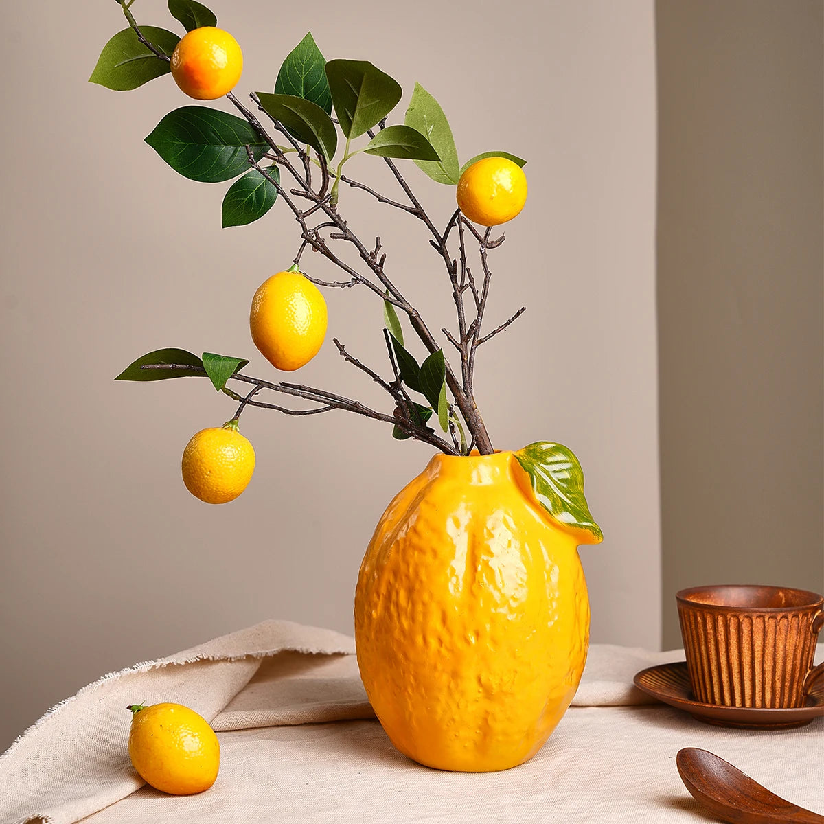 vaso decorativo em formato de fruta em resina colorida - foto 5